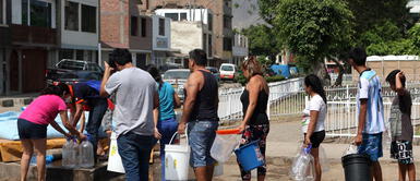 Pobladores de SJL han tenido que abastecerse con agua de cisternas. SJL: Sedapal habilitará servicio de agua a zona afectada por falta de servicio