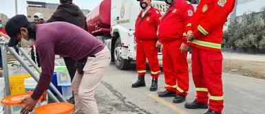 SJL: bomberos reparten 63 mil galones de agua a vecinos afectados por aniego y corte de agua SJL: bomberos reparten 63 mil galones de agua a vecinos afectados por aniego y corte de agua