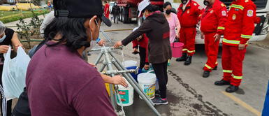 SJL: bomberos reparten 63 mil galones de agua a vecinos afectados por aniego y corte de agua SJL: bomberos reparten 63 mil galones de agua a vecinos afectados por aniego y corte de agua