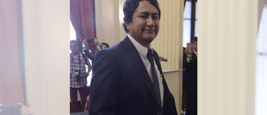 Vladimir Cerrón habría descartado irse del país tras declaraciones de su abogado. Vladimir Cerrón: Perú Libre respalda que el líder de la bancada acceda a asilo político