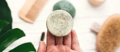 El champú sólido tiene una serie de beneficios para el cuidado del cabello y el medio ambiente. Champú en barra, la innovadora alternativa que cuida tu cabello y al planeta