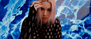 Leslie Shaw hace oda al estilo de Christina Aguilera con unos pantalones de cuero. Leslie Shaw hace oda a Christina Aguilera con unos osados pantalones de cuero