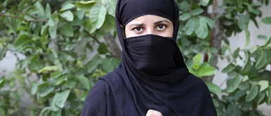 Talibanes empezaron su régimen. Talibanes ponen fin a la educación mixta en las todas universidades con extraña justificación