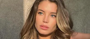 Flavia Laos y botas blancas Flavia Laos deslumbra con unas imponentes botas blancas que incluye tendencia