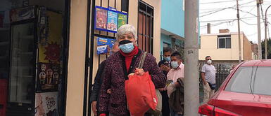 Exmiembro de agrupación sanguinaria asegura tener la autorización de la esposa del genocida, Elena Iparraquirre. Abimael Guzmán: ¿Quién es Iris Quiñónez, la mujer que solicitó se le entregue el cuerpo del genocida?