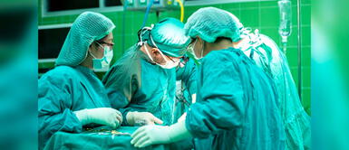 La paciente fue sometida a 16 cirugías en Hungría. Mujer fue al hospital por un dolor estomacal y quedó sin piernas ni brazo