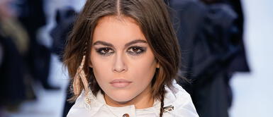 Kaia Gerber hace su debut en la MET Gala luciendo un look inspirado en la legendaria socialité neoyorquina. Kaia Gerber rinde homenaje a Bianca Jagger con su look para la MET Gala 2021