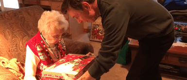 Anciana no pudo evitar llorar y abrazar tras recibir el regalo de su hijo: un pequeño gato negro Anciana no pudo evitar llorar y abrazar tras recibir el regalo de su hijo: un pequeño gato negro