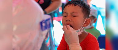 Existen menores que aún no pueden recibir la vacuna contra la COVID-19. Más de 1,9 millones de menores se contagiaron de COVID-19 en América este año