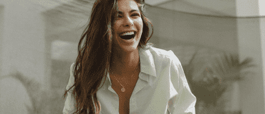 Ivana Yturbe y vestido con botas Ivana Yturbe deslumbra con impoluto mini vestido fluido con holanes que exalta su embarazo