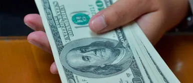 Precio del dólar podría descender sin la incertidumbre política. Foto: AFP Alza del dólar: Julio Velarde anuncia que el precio estaría en S/ 3.70 sin incertidumbre política