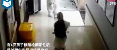 Esto ocurrió en la ciudad de Putian. Un niño de 4 años es separado de sus padres tras infectarse de COVID-19 en China