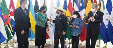 Pedro Castillo siendo recibido por autoridades mexicanas. A su lado, su esposa Lilia Paredes y el canciller Óscar Maúrtua. Foto: Cancillería/ Video: Relaciones Exteriores de México Pedro Castillo siendo recibido por autoridades mexicanas. A su lado, su esposa Lilia Paredes y el canciller Óscar Maúrtua. Foto: Cancillería/ Video: Relaciones Exteriores de México