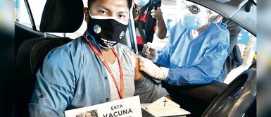 Hombre rindió homenaje a su papá fallecido en Arequipa. Joven dedicó su inoculación a su padre fallecido por COVID-19 y llevó sus cenizas al vacunatorio