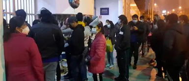 Las personas expresaron su molestia por el desorden por el Minsa. COVID-19: denuncian escases de vacunas en la universidad César Vallejo de SJL