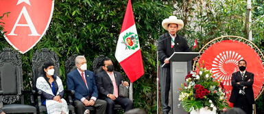 Pedro Castillo en el colegio Amauta, junto a la primera dama Lilia Paredes y al canciller Óscar Maúrtua. Foto: Presidencia Castillo: dueño de inmueble en Breña donde vivía el mandatario viajó como “invitado” a EE.UU