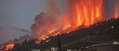 Erupción de un volcán en una isla española de La Palma avanza hacia hacia el mar. Erupción: Volcán de la isla española La Palma destruye un centenar de hogares