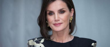 Reina Letizia Reina Letizia nos devela un refrescante look para la primavera con vestido de cachemira