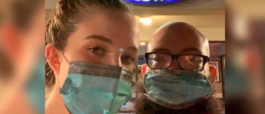 Los padres primerizos aseguran que no salen mucho de casa tras la pandemia. Una pareja fue retirada de un restaurante por utilizar mascarillas anticovid en EE.UU.