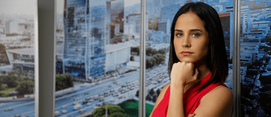 Sigrid Bazán es criticada en redes sociales por apoyo a Castillo. Sigrid Bazán asegura que con Pedro Castillo existe la gran oportunidad de hacer leyes para el pueblo