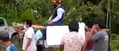 Alcalde de Moyobamba cargado en anda. Como si fuera un “santo”: alcalde de Moyobamba es cargado en anda al estilo de una procesión