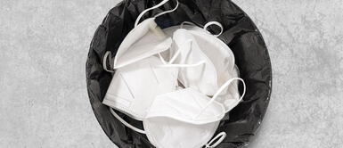 Desde que empezó la pandemia miles de mascarillas usadas han terminado en el mar , pero existe otra manera de sacarle provecho a estos artículos. Estudiantes proponen iniciativa para mejorar el concreto en pistas y aceras a través del reciclaje de mascarillas