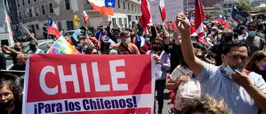 La manifestación acabó con la quema de las pertenencias de varios migrantes que acampaban en la playa y plazas. Chile: marcha contra migrantes acabó con hechos violentos