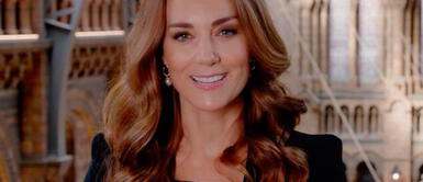 Kate Middleton y vestido de lentejuelas Kate Middleton derrocha glamour en alfombra roja con vestido con capa decorada con lentejuelas