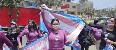 Es la primera mujer trans en poder hacer el cambio de sexo en su DNI sin la operación de resignación de sexo. Dania Calderón: es convirtió en la primera mujer trans en cambiar de sexo en su DNI