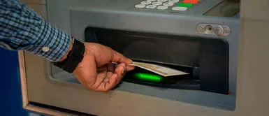 Personas ya retiran billetes del nuevo cono monetario en cajeros de Venezuela, donde el valor del dólar es ampliamente chequeado. Foto: EFE Personas ya retiran billetes del nuevo cono monetario en cajeros de Venezuela, donde el valor del dólar es ampliamente chequeado. Foto: EFE