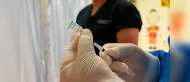 Aplicarán dosis de Pfizer y AstraZeneca a personal de salud en primera línea. Personal de salud recibirá tercera dosis a partir del 15 de octubre