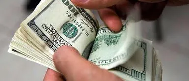 El precio del dólar cae tras la salida de Bellido del PCM. Foto: AFP ¿Qué pasó con el dólar tras la renuncia de Guido Bellido?