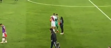 Alexander Callens y Claudio Bravo olvidaron rencillas y se enfundaron en fraterno abrazo Alexander Callens y Claudio Bravo olvidaron rencillas y se enfundaron en fraterno abrazo