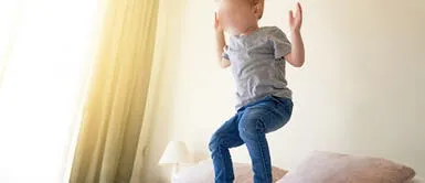 Muere niño que jugaba saltando sobre su cama y salió volando por la ventana Muere niño que jugaba saltando sobre su cama: salió volando por la ventana