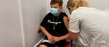 El papá de Gavin falleció a los 45 años de edad por la COVID-19. Niño pidió vacuna anticovid como regalo tras la muerte de su padre en EE.UU.