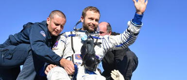 Cineastas rusos regresaron a la Tierra tras grabar primera película en el espacio Cineastas rusos regresaron a la Tierra tras grabar primera película en el espacio