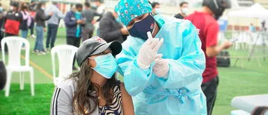 Menores de edad deberán acudir a vacunarse con sus padres o apoderados. ¿Por qué se suspendió inoculación con AstraZeneca a menores que cumplirán 18 años en 2021?