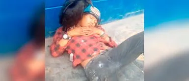 El muchacho se quedó profundamente dormido que ni sintió la compañía del plumífero. Hombre quedó tirado en la calle y gallinazo aprovecha para hacerle compañía