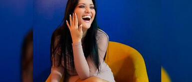 Mariella Zanetti y outfit verano Mariella Zanetti reaparece en pantallas con fascinante blusa de satén y falda de cuero