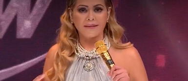 Conductora de televisión Gisela Valcárcel Gisela Valcárcel luce espectacular collar de perlas dirigiéndose hacia Melissa Paredes.