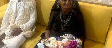 Jivunben Rabari afirma haber dado a luz a su primer bebé. Mujer de 70 años quedó embarazada y dio a luz a su primer bebé tras años de intentos fallidos