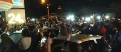 La multitud siguió la salida de la procesión del pastor en Brasil. Multitud se reúne en funeraria tras muerte de pastor que había prometido que resucitaría