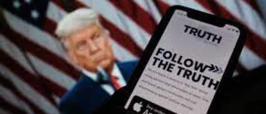 Conoce quién es el empresario peruano que participa en la nueva red social de Donald Trump. (Chris DELMAS / AFP) TRUTH Social: ¿Quién es el socio peruano de Trump en su nueva empresa de medios?