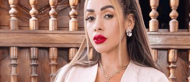 Dorita Orbegoso y look vestido negro Dorita Orbegoso se luce como una Audrey Hepburn moderna en sofisticado look