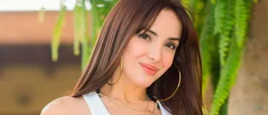 Rosángela Espinoza Rosángela Espinoza lleva el Street style en falda jean realizando un reel con el fondo icónico de Hollywood