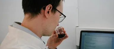 Crean una nueva técnica para producir café sin afectar el medio ambiente. Científicos crean un café de laboratorio para evitar cambios ambientales