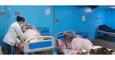Lo más preocupante fue que los restos de la estructura impactaron a uno de los pacientes que se encontró en la sala Paciente se salva de milagro luego de que techo del hospital se desplomara encima | VIDEO