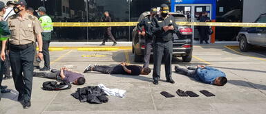 Los Olivos: PNP captura a delincuentes que habían asaltan banco con arma de guerra Los Olivos: PNP captura a delincuentes que asaltaron banco con arma de guerra