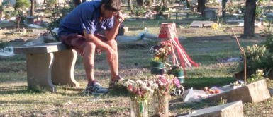 Conoce la historia del padre que conmovió en las redes sociales. Padre que visita la tumba de su hijo para escuchar un partido se viraliza en Facebook