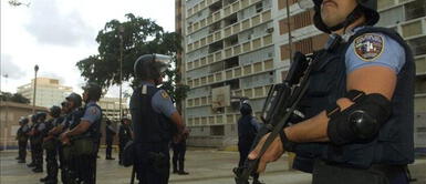 Policía de Puerto Rico anuncia paro durante todo el fin de semana. Puerto Rico: casi 5 mil policías se unen a huelga en la que piden mejores beneficios